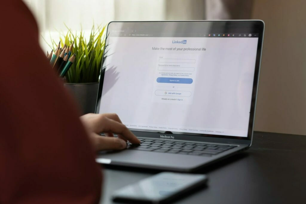 How to Write A Great LinkedIn Summary: Tips & Examples