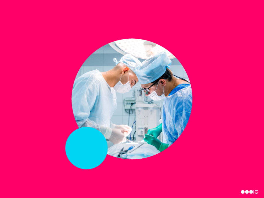 An image of two surgeons performing surgery. Surgeons and doctors are two jobs that AI won't replace in the near future.